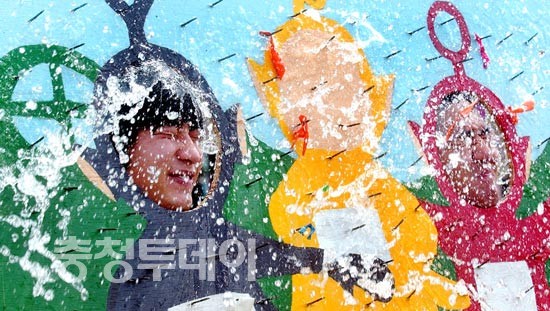 [충청투데이] 한맥제 축제 사진기사 1면 ˝더위야 가라!˝