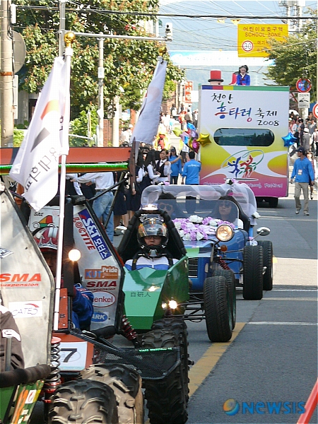 [뉴시스] 천안흥타령축제 개막, 한기대 하이브리드 차량 거리퍼레이드