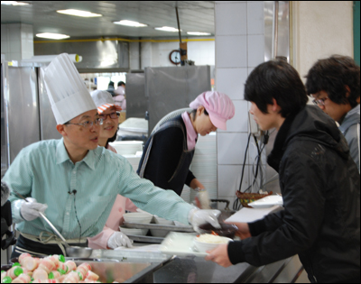 [한국일보] 이 사람 - ＇밥 퍼주는 남자＇로 인기끈 한기대 전운기 총장