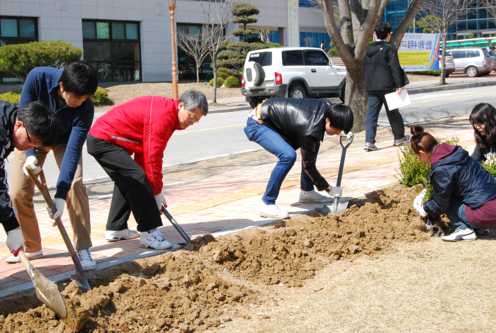  전운기 총장․교직원 ‘회양목 1000주’ 중앙공원에 심어