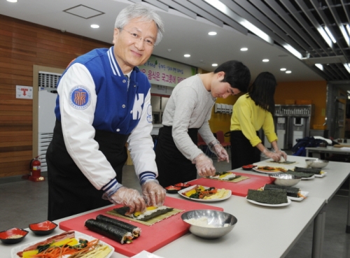   김기영 코리아텍 총장 원룸 학생들 찾아 “사랑의 간식 소통”