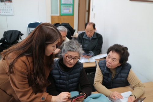 [문화일보]“어르신들 ‘폰맹 탈출’ 어렵지 않아요”