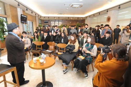 ‘바람난 도서관’에서 피어난 ‘풀꽃’ 나태주 시인