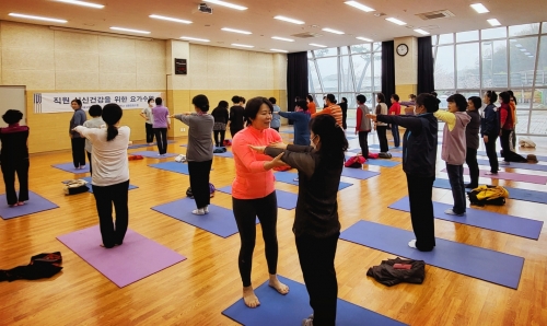 한국기술교육대, 교내 미화원 등 대상으로 ‘요가를 통한 건강증진 프로그램’ 운영