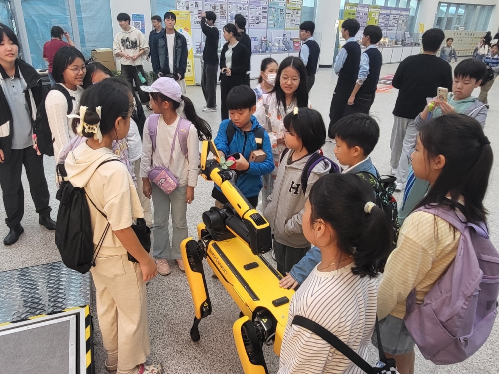 한국기술교육대 4족 보행 로봇 “신기해요”