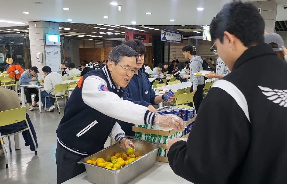 유길상 한기대 총장 “전복 삼계탕 먹고 중간고사 힘내요”