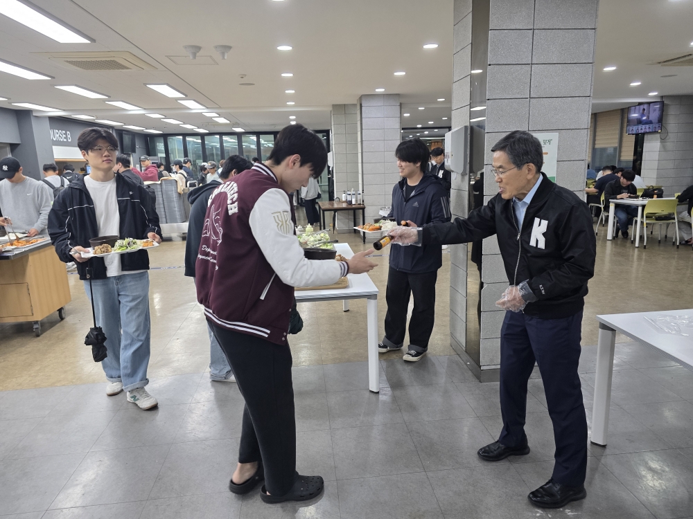 대학 총장과 교직원 작은 정성... 학생들 “중간고사 힘나요”